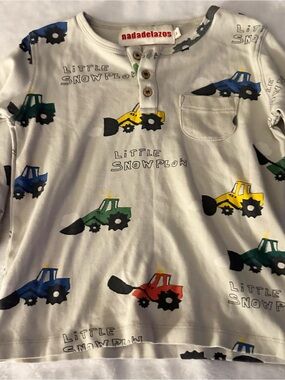 Nadadelazos White 'Little Snowplow' Henley Top with Colorful Tractor Print